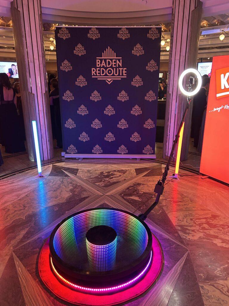 360 Grad Video Booth aufgebaut beim Event – Drehscheibe mit Kameraarm