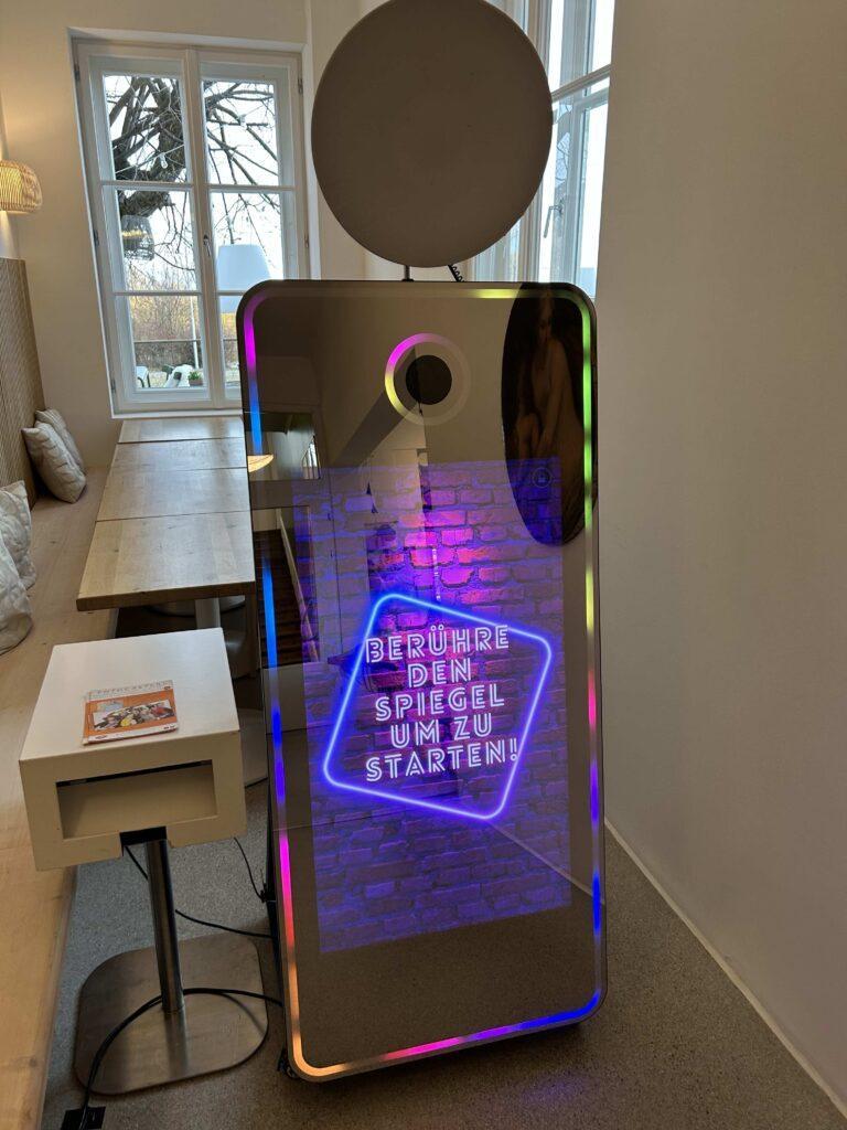 Mirror Booth mit rotem Teppich und Absperrung – interaktive Spiegelfotobox von Fotokasterl