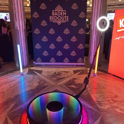 360 Grad Video Booth aufgebaut beim Event – Drehscheibe mit Kameraarm